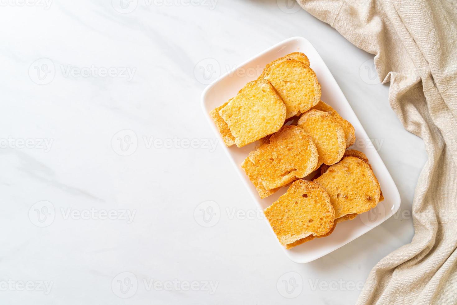 pain croustillant cuit au four avec du beurre et du sucre sur une assiette photo