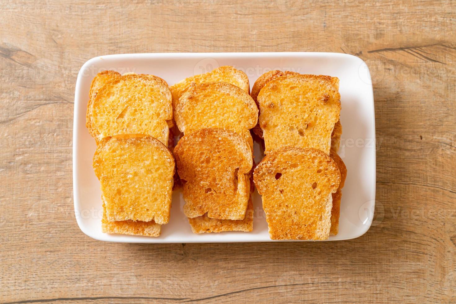 pain croustillant cuit au four avec du beurre et du sucre sur une assiette photo