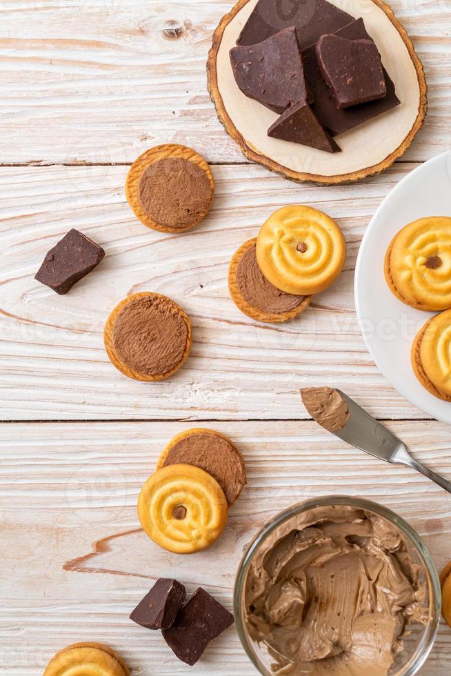 biscuits sandwich à la crème au chocolat photo