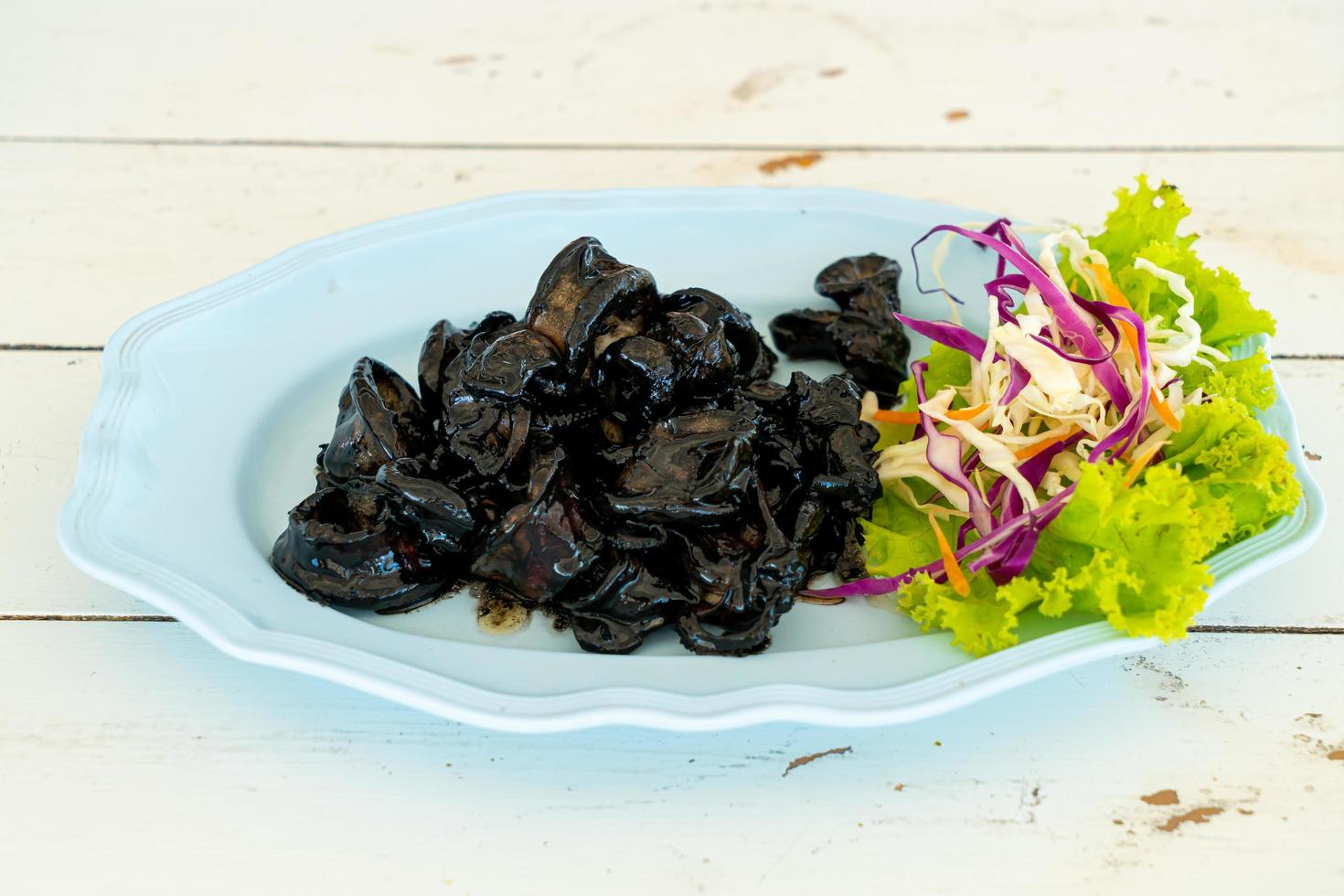 calamars frits avec sauce à l'encre de seiche - style fruits de mer photo