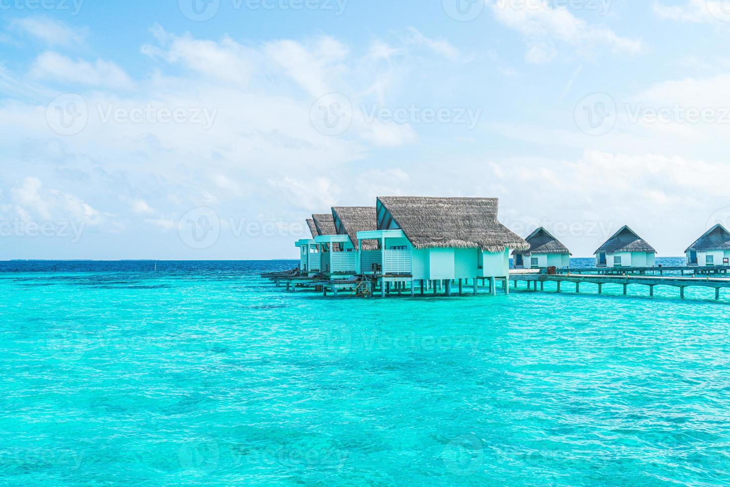 hôtel et île de villégiature tropicale aux maldives avec plage et mer pour le concept de vacances de vacances - améliorez le style de traitement des couleurs photo