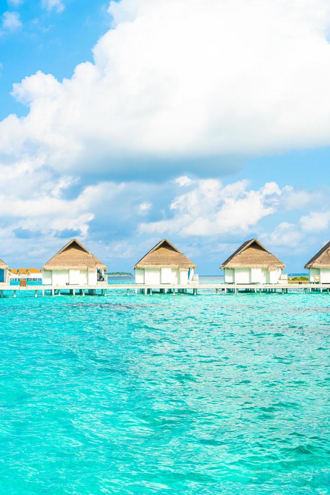 hôtel et île de villégiature tropicale aux maldives avec plage et mer pour le concept de vacances de vacances - améliorez le style de traitement des couleurs photo
