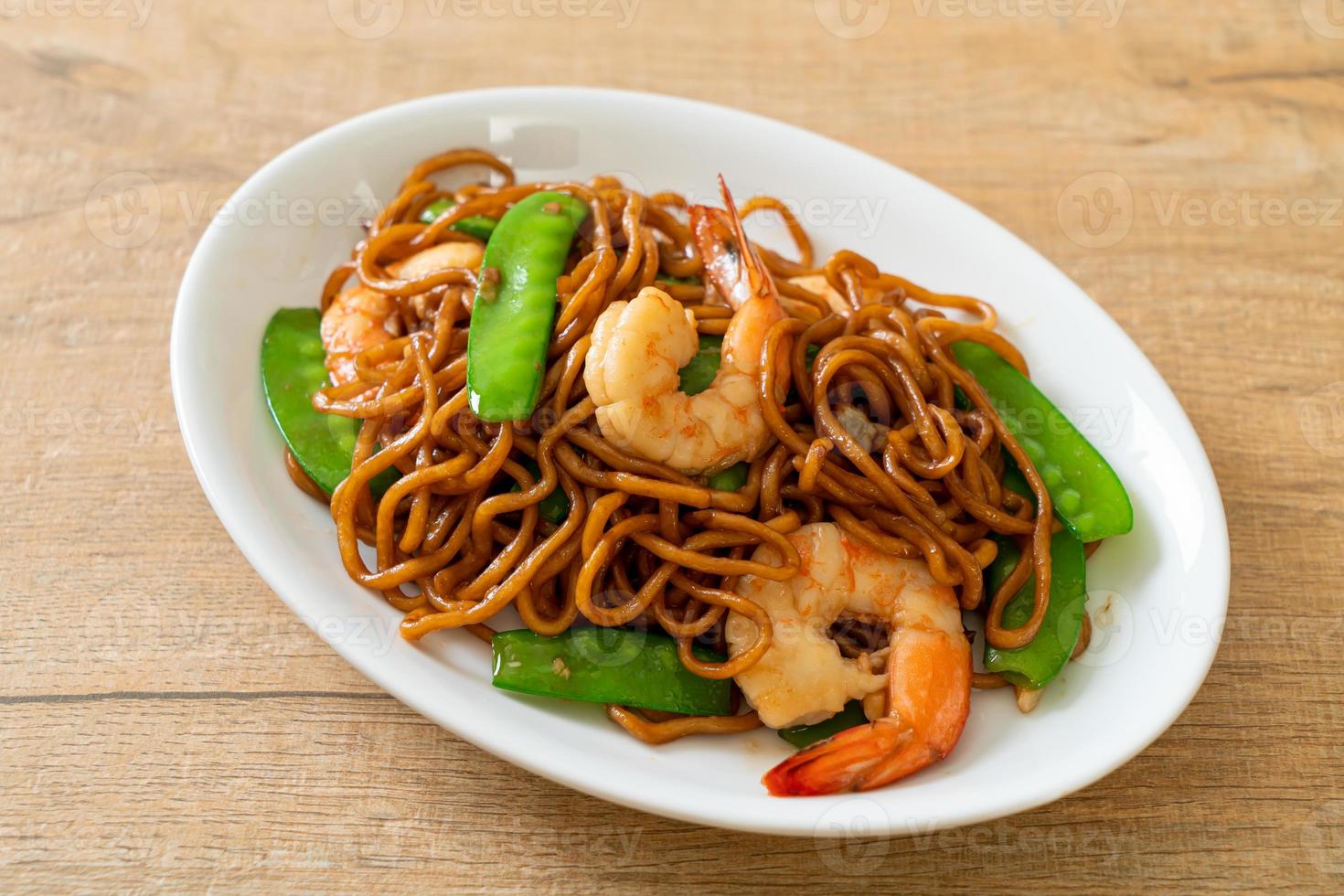 nouilles yakisoba sautées aux pois verts et crevettes - style cuisine asiatique photo