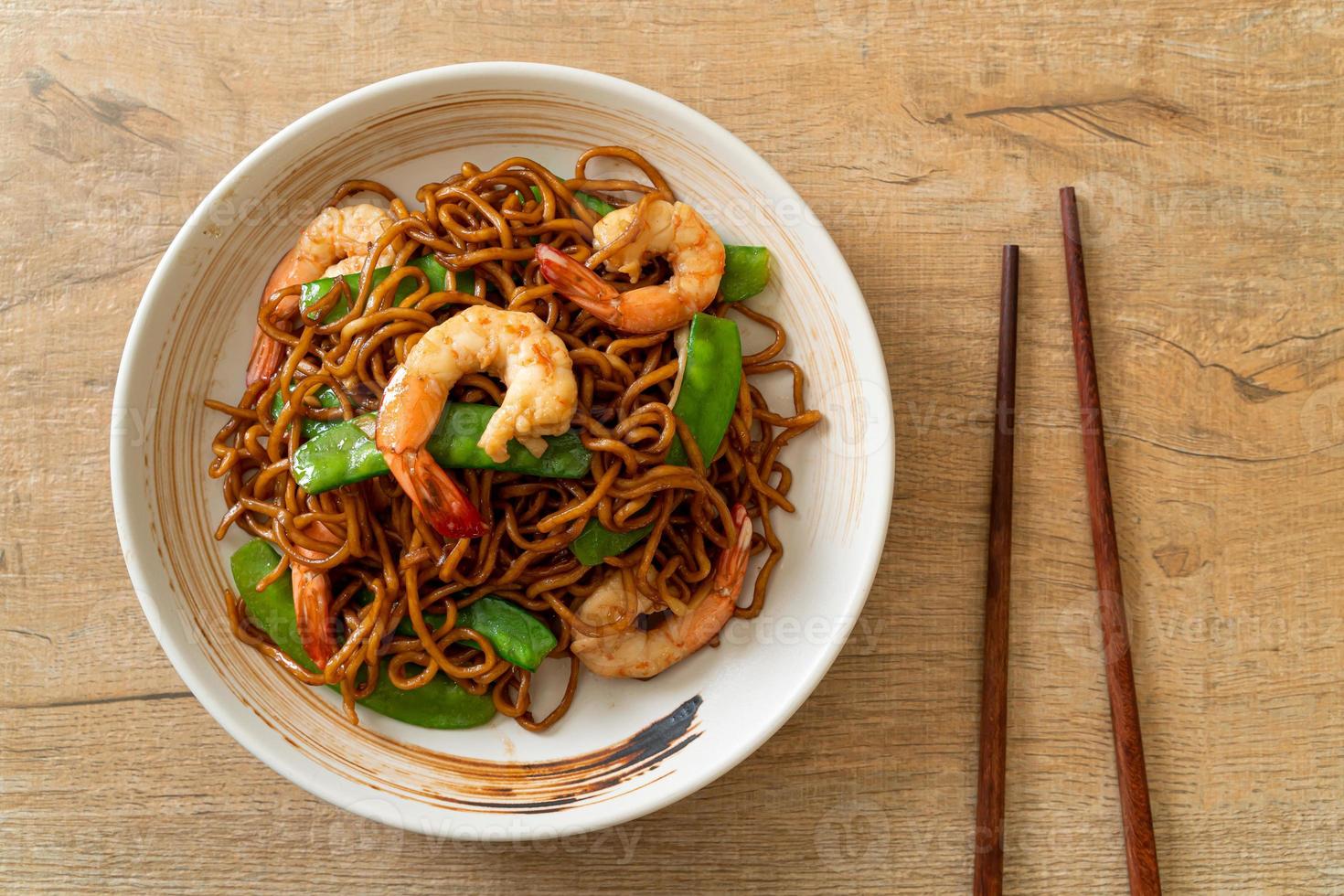 nouilles yakisoba sautées aux pois verts et crevettes - style cuisine asiatique photo