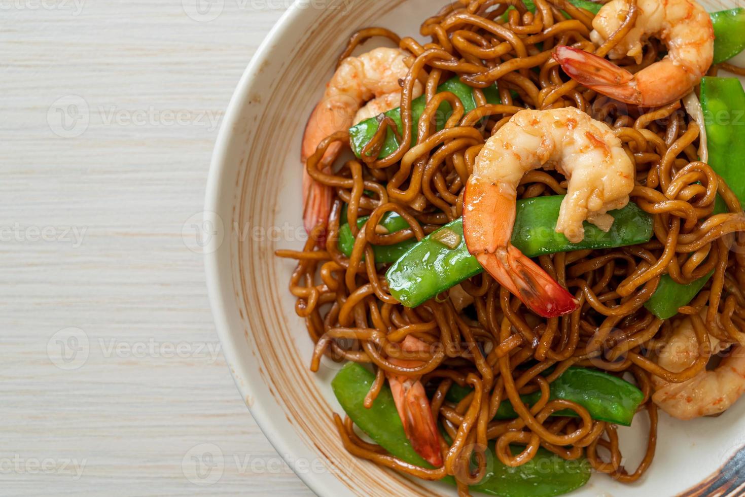 nouilles yakisoba sautées aux pois verts et crevettes - style cuisine asiatique photo