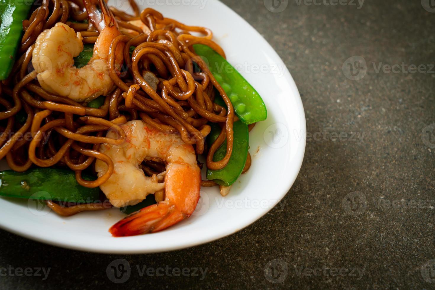 nouilles yakisoba sautées aux pois verts et crevettes - style cuisine asiatique photo