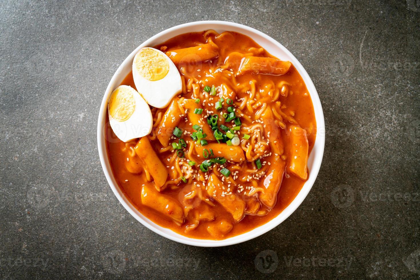 nouilles instantanées coréennes et tteokbokki à la sauce épicée coréenne - rabokki photo