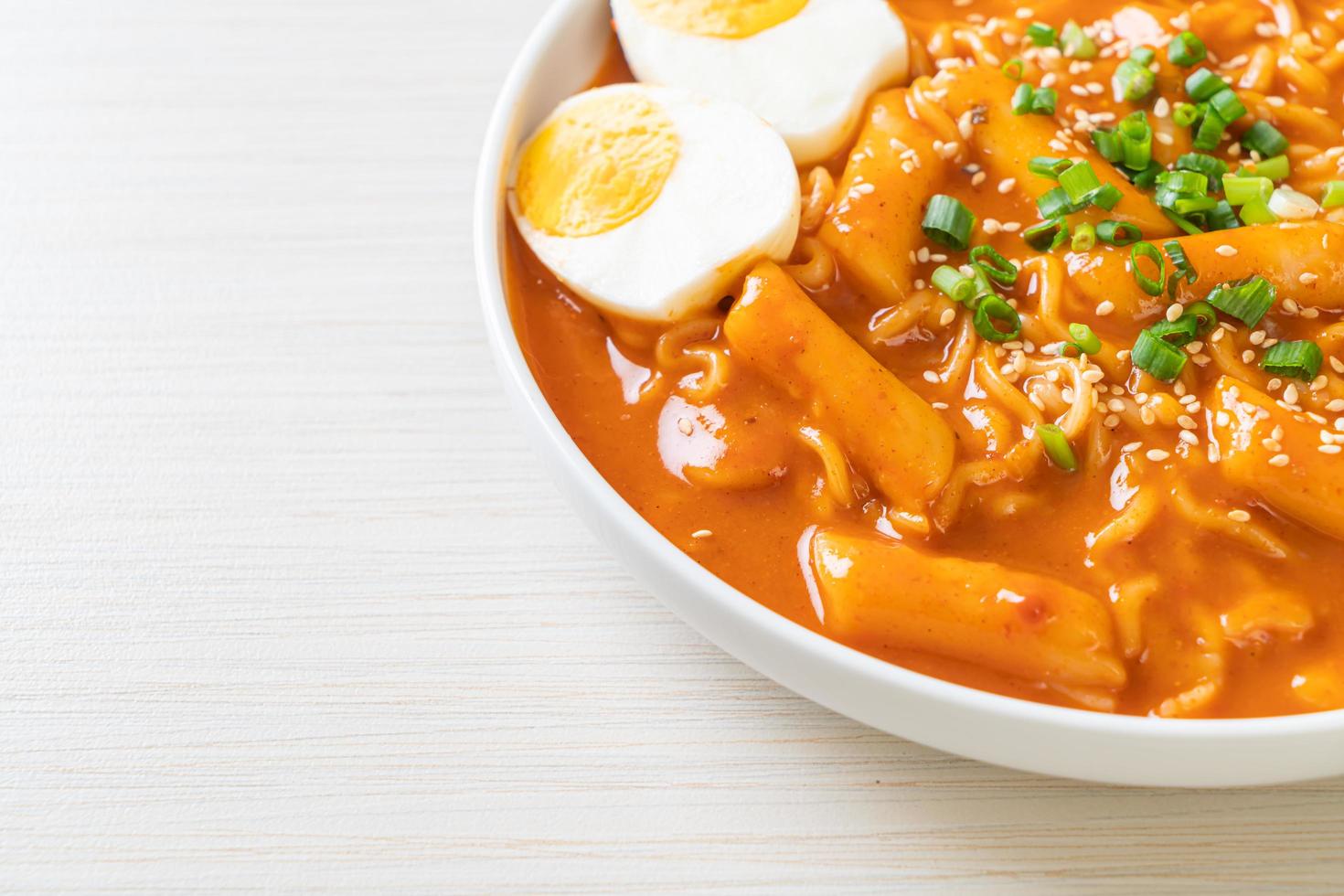 nouilles instantanées coréennes et tteokbokki à la sauce épicée coréenne - rabokki photo