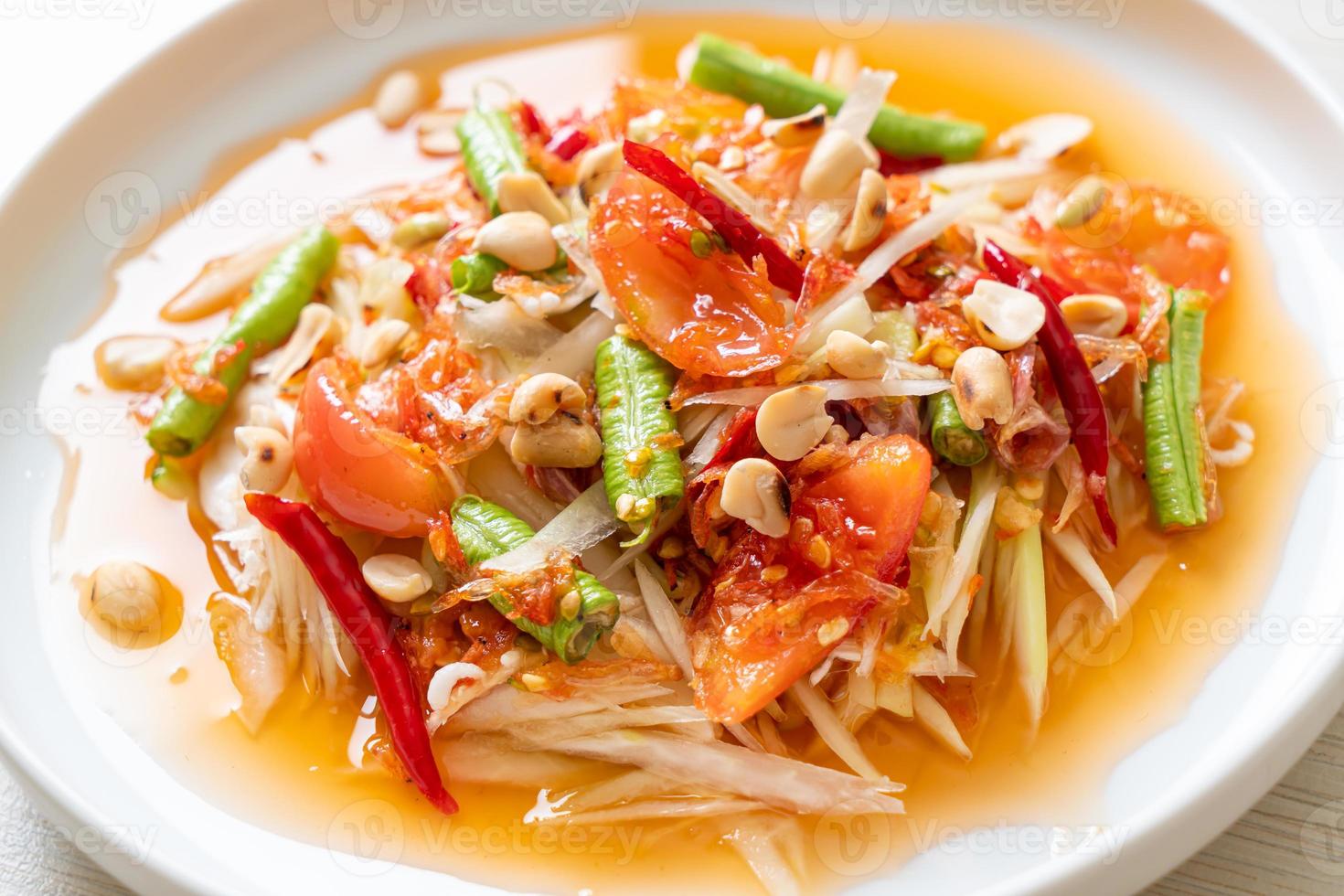 salade épicée de papaye - somtam - style de cuisine de rue traditionnelle thaïlandaise photo