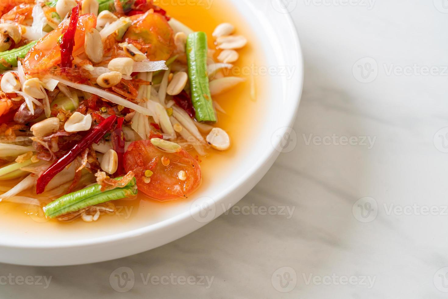 salade épicée de papaye - somtam - style de cuisine de rue traditionnelle thaïlandaise photo