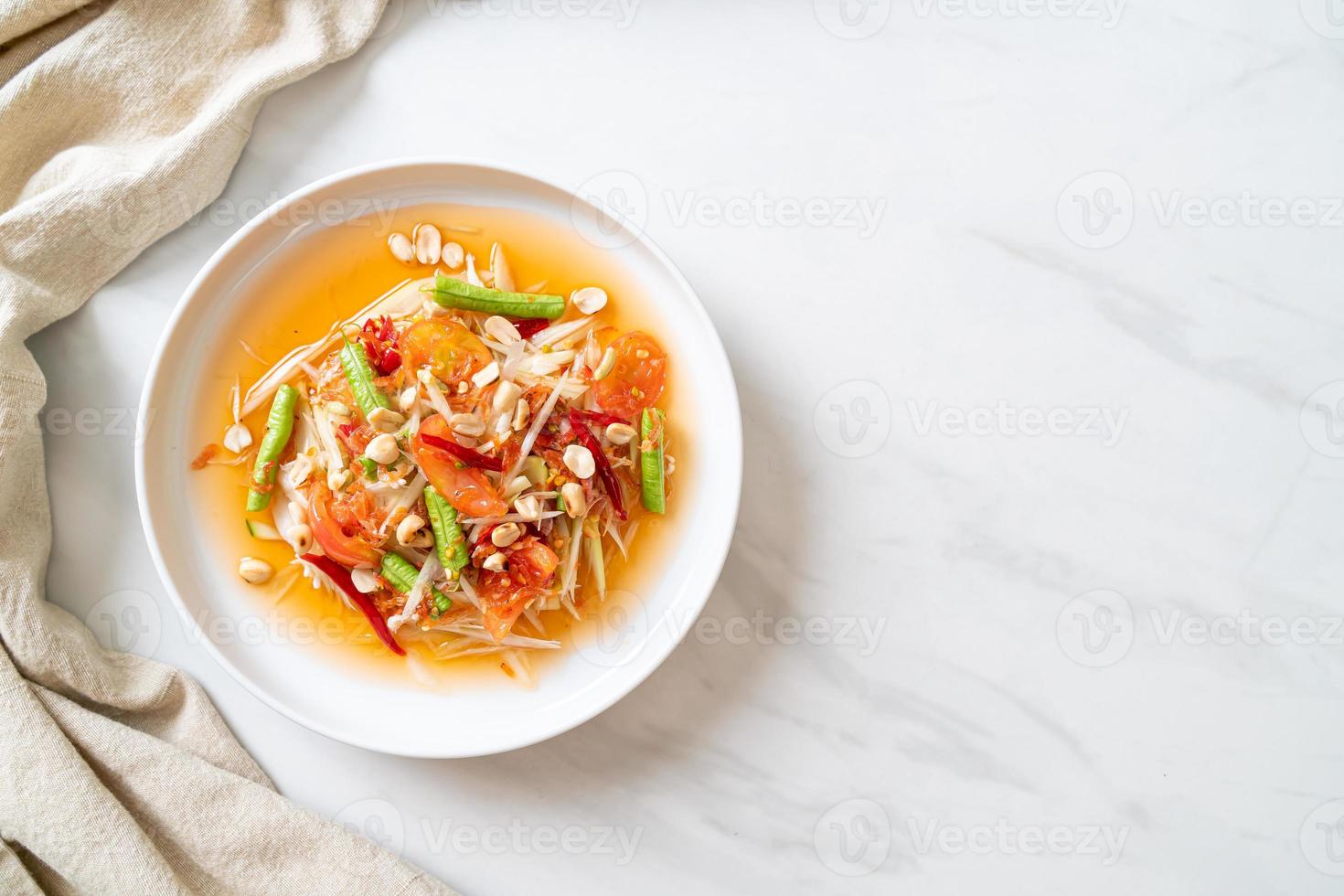 salade épicée de papaye - somtam - style de cuisine de rue traditionnelle thaïlandaise photo