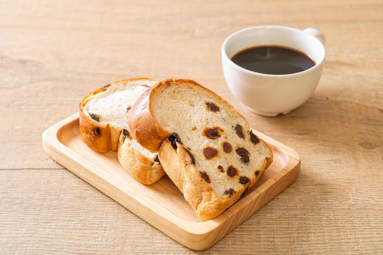 pain aux raisins avec une tasse de café pour le petit déjeuner photo