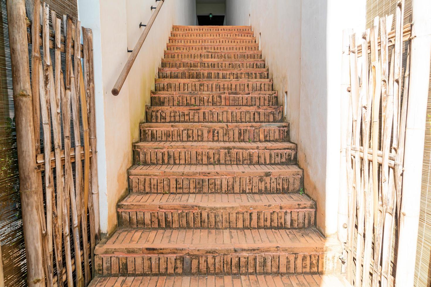 marche d'escalier extérieur en brique avec mur blanc photo