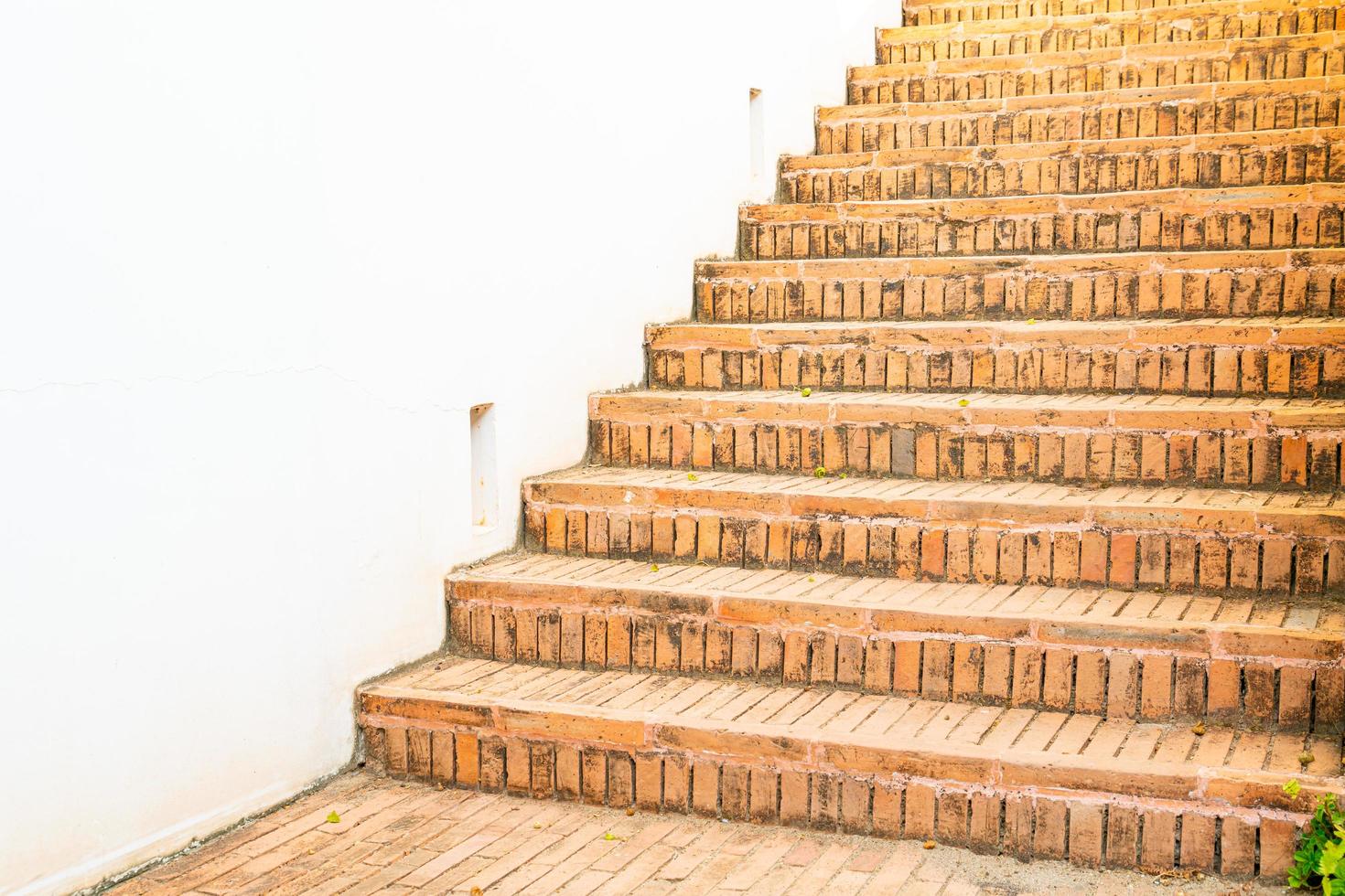 marche d'escalier extérieur en brique avec mur blanc photo