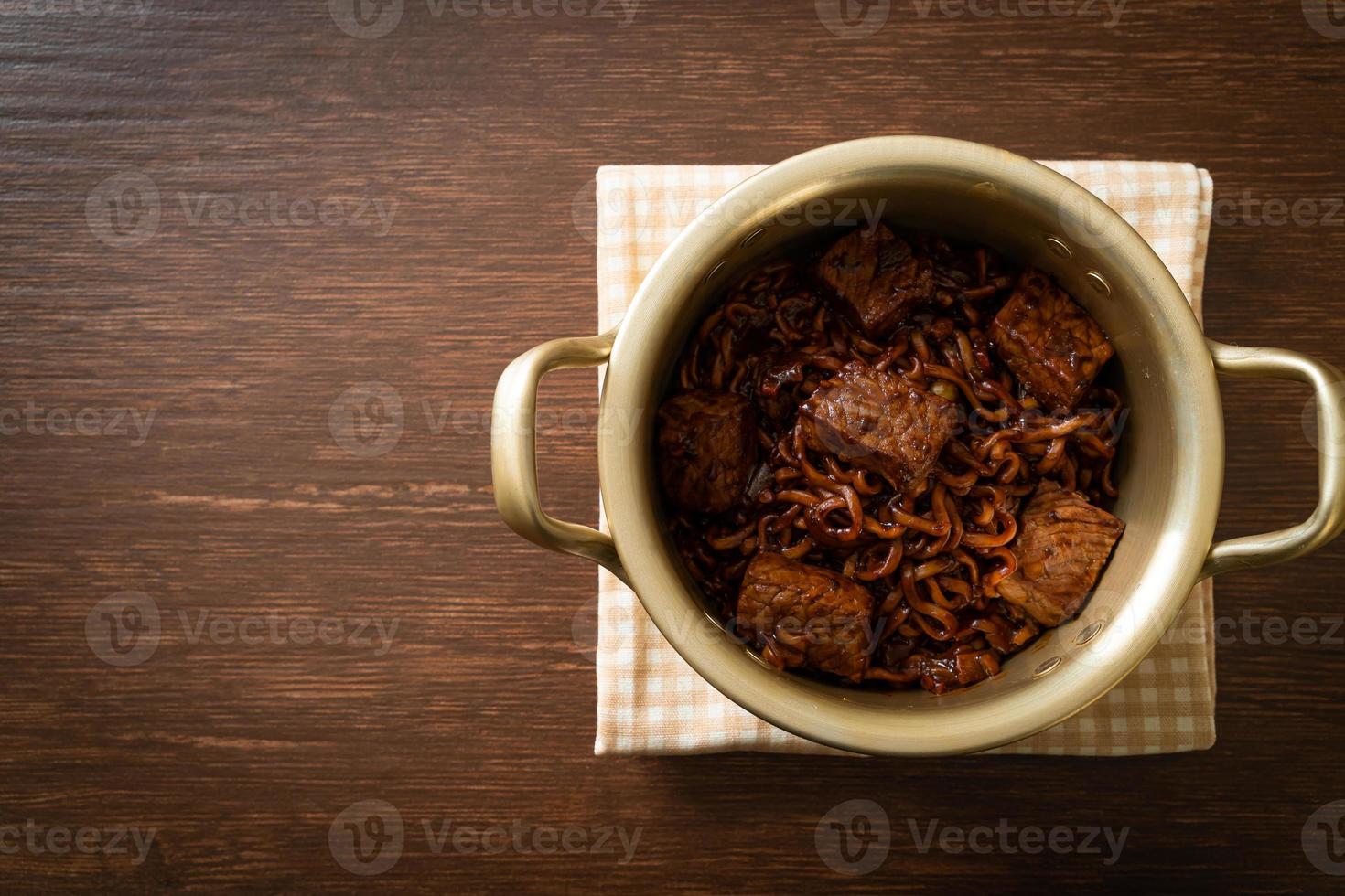 jjapaguri ou chapaguri, haricots noirs coréens nouilles épicées au bœuf photo