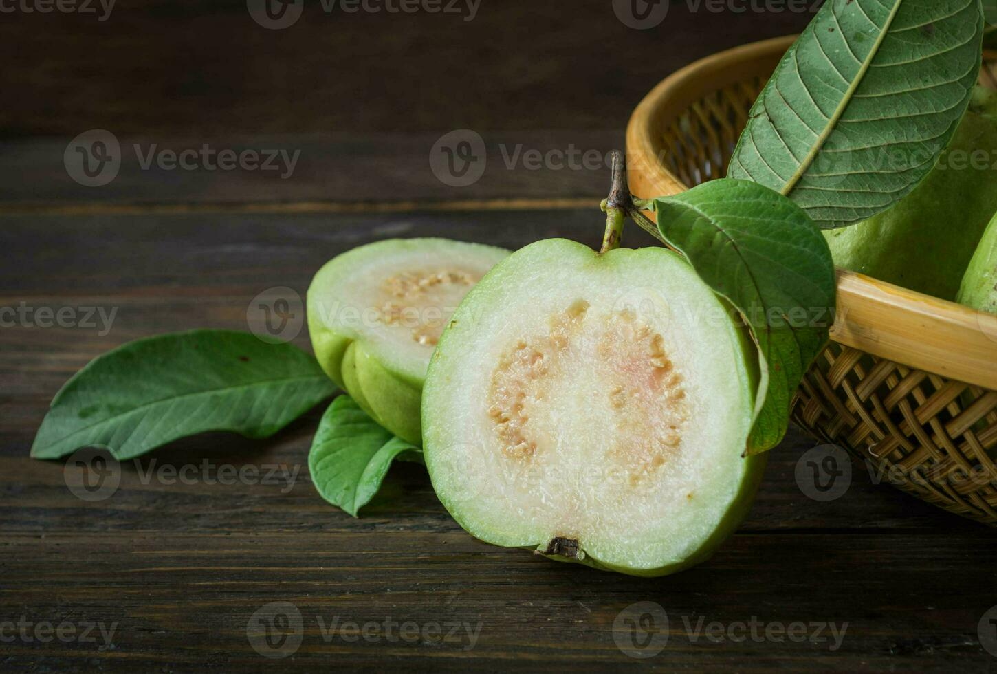 goyave fruit sur en bois table photo