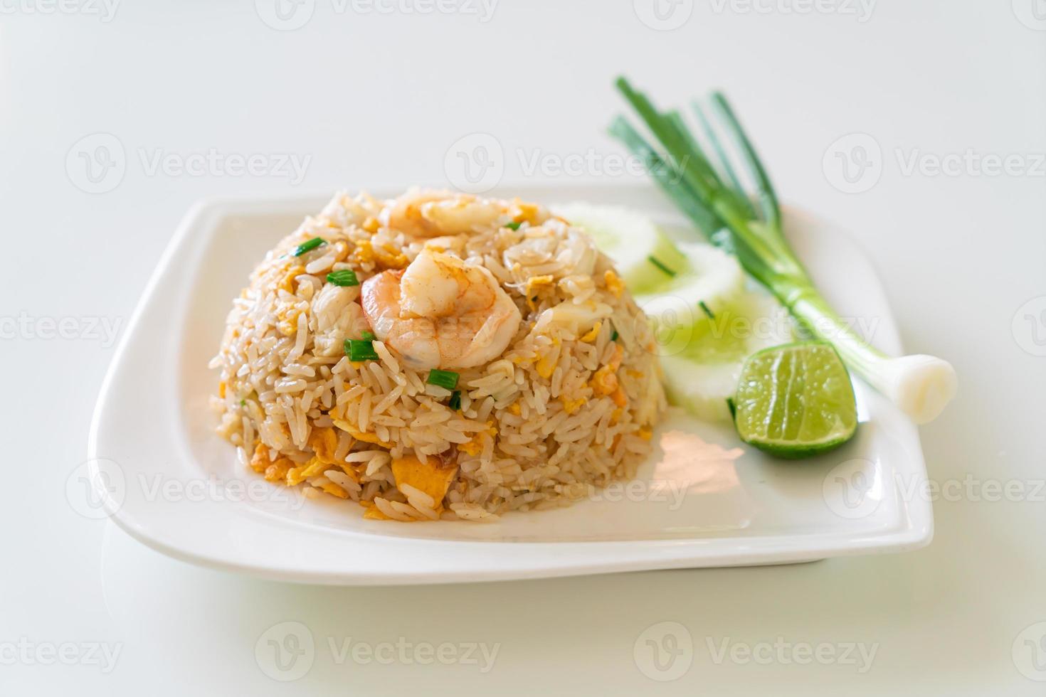 riz frit aux crevettes et crabe sur plaque blanche photo