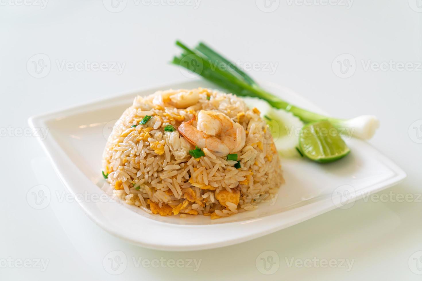 riz frit aux crevettes et crabe sur plaque blanche photo