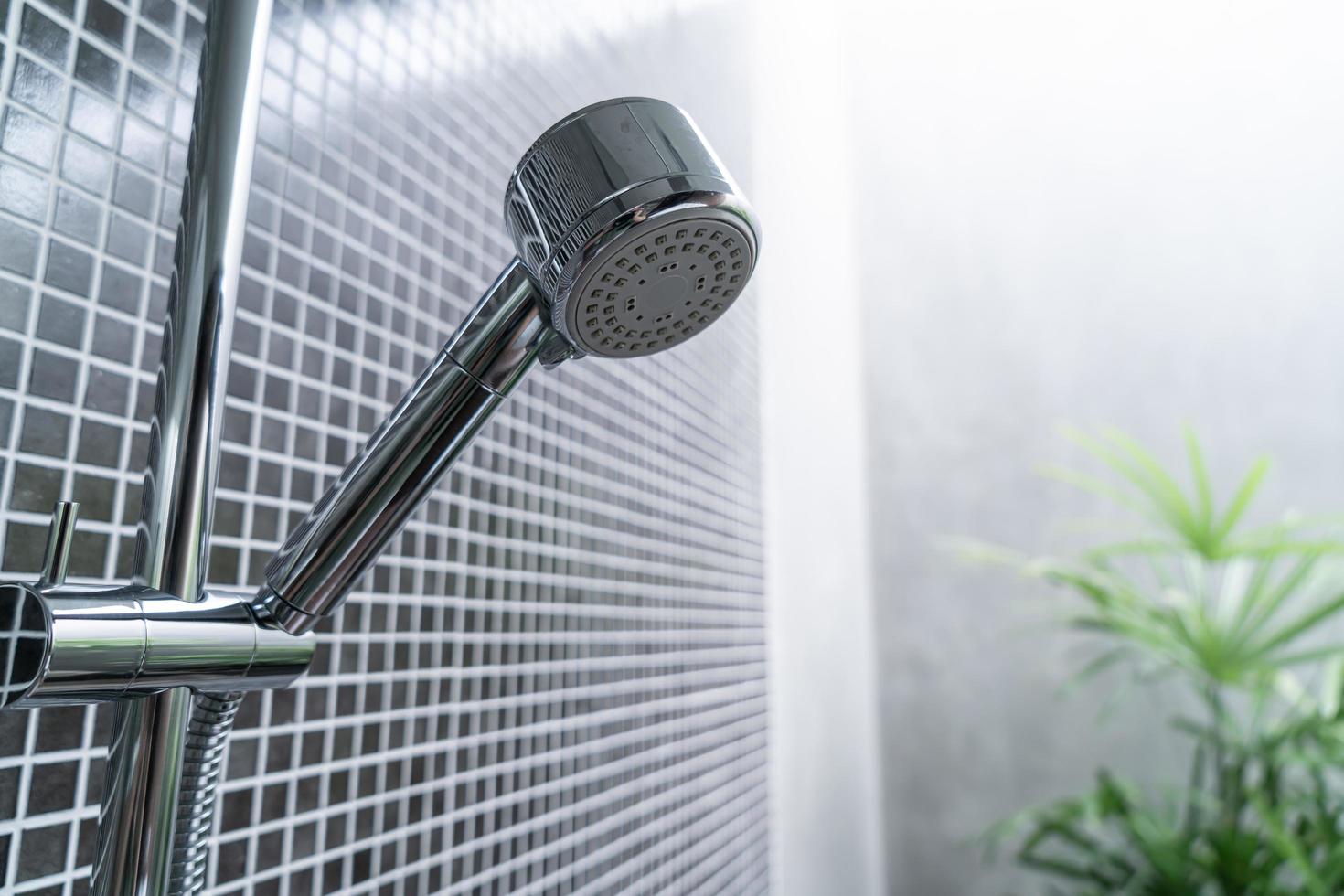 pommeau de douche en gros plan dans la salle de bain photo