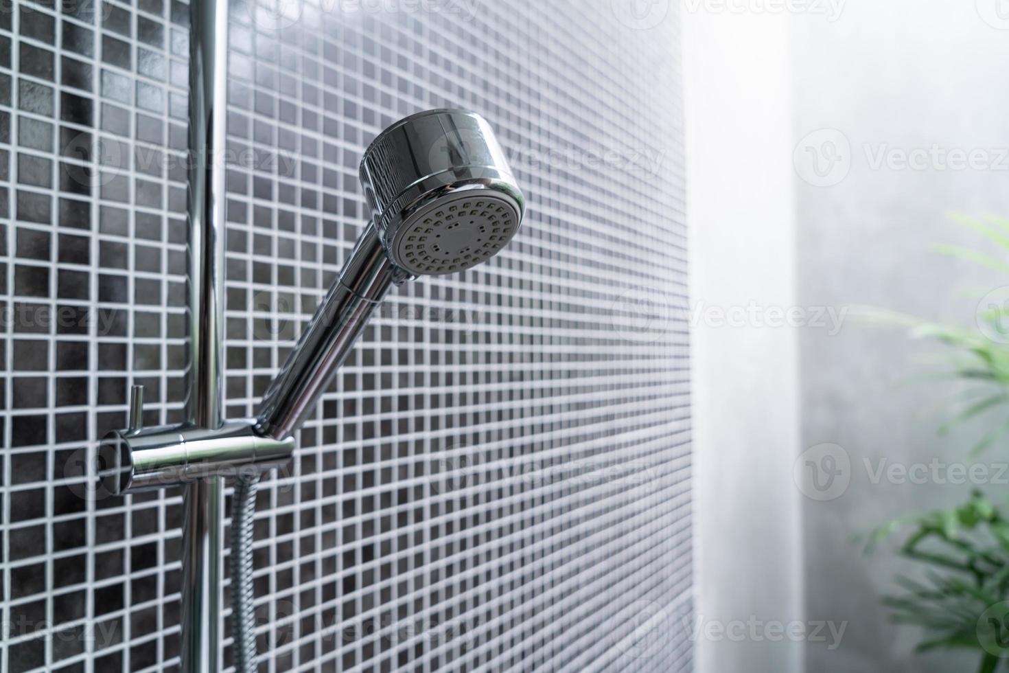 pommeau de douche en gros plan dans la salle de bain photo