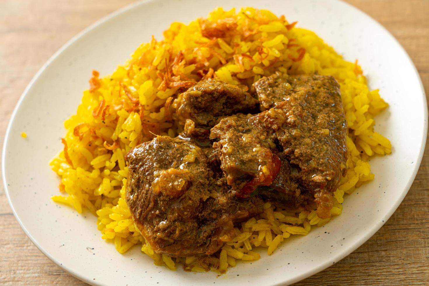 boeuf biryani ou riz au curry et boeuf - version thaï-musulmane du biryani indien, avec riz jaune parfumé et boeuf photo