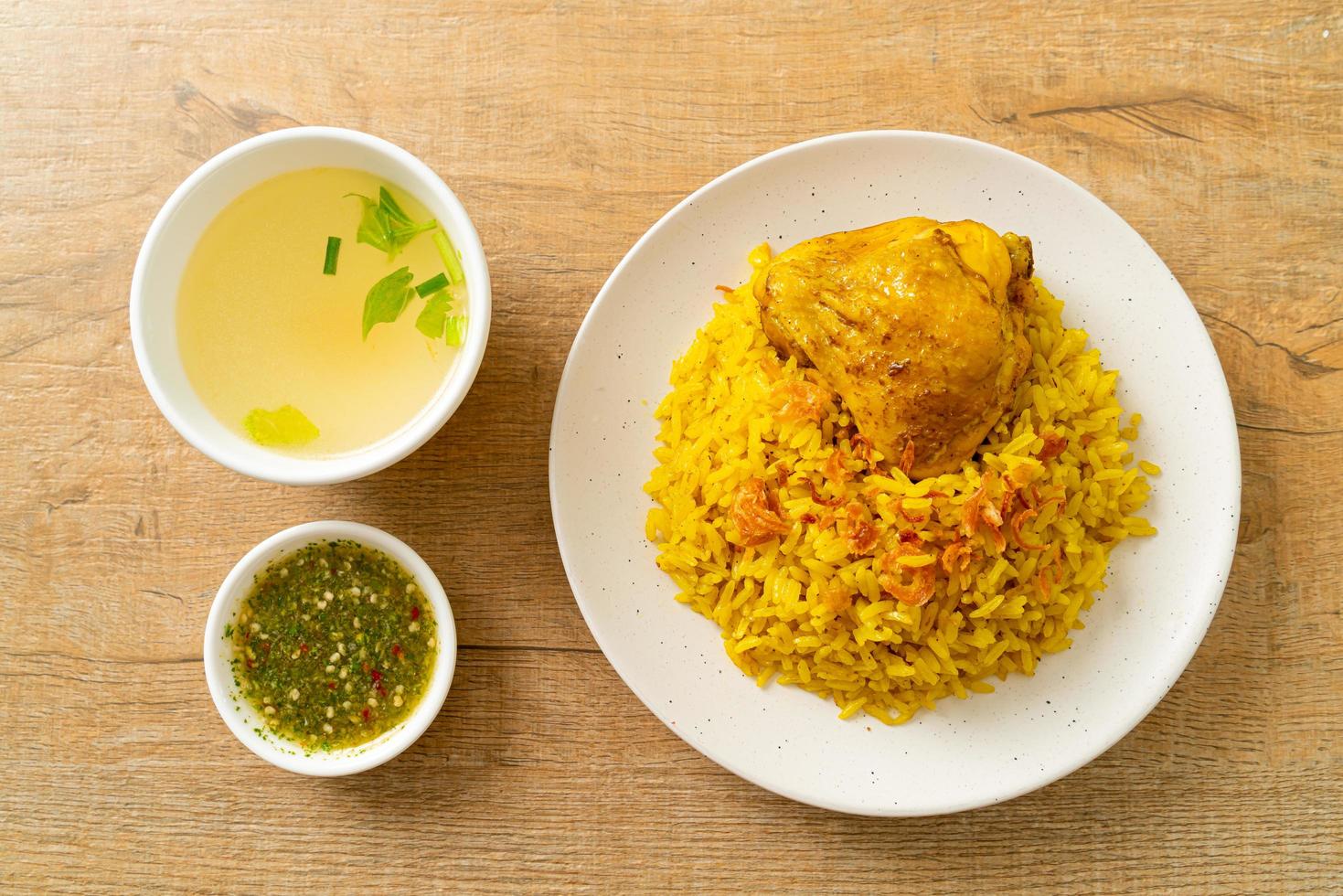 poulet biryani ou riz au curry et poulet - version thaï-musulmane du biryani indien, avec riz jaune parfumé et poulet photo