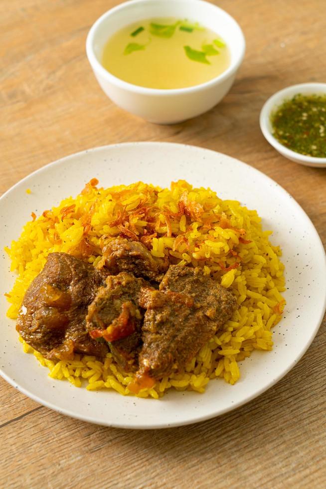 boeuf biryani ou riz au curry et boeuf - version thaï-musulmane du biryani indien, avec riz jaune parfumé et boeuf photo