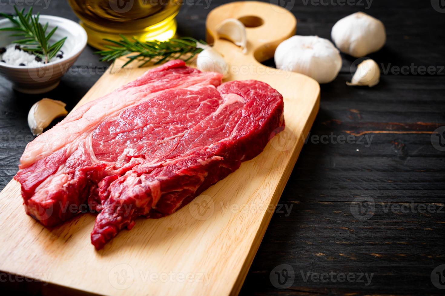 steak de boeuf cru frais ou viande crue photo