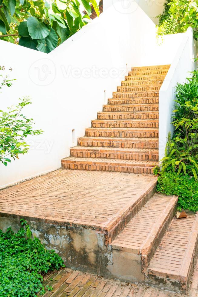 marche d'escalier extérieur en brique avec mur blanc photo