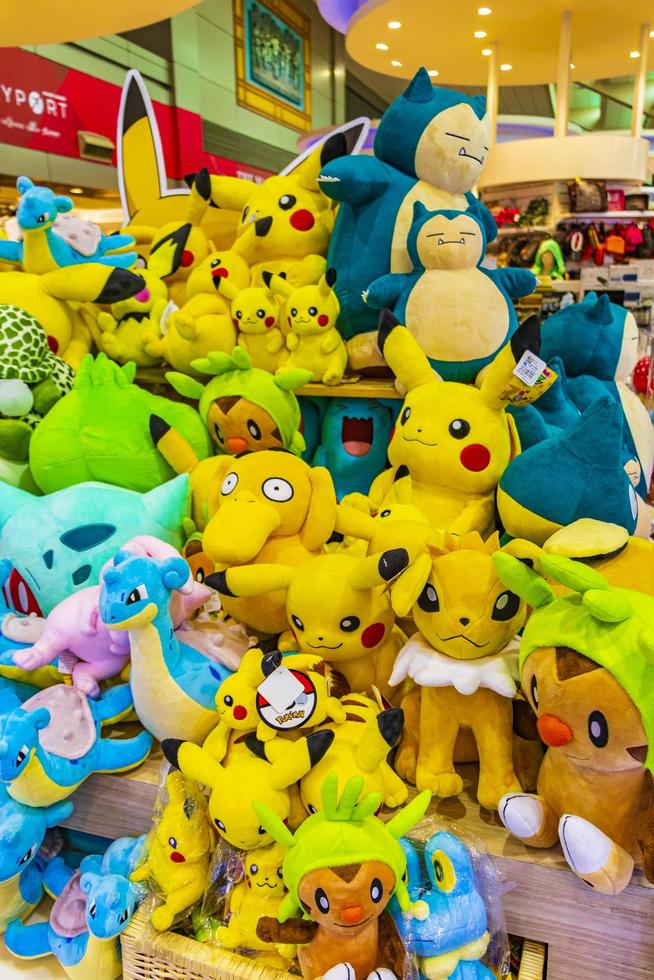 jouets en peluche pokemon pikachu colorés à l'aéroport de bangkok en thaïlande. photo