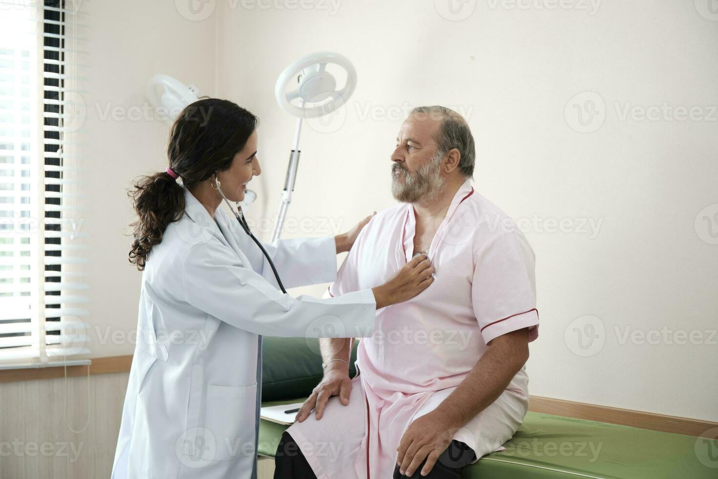 femelle médecins dans uniforme en bonne santé vérifier blanc Masculin les patients dans examen manteau par stéthoscope, et bilans et conseiller santé se soucier diagnostic à clinique hôpital, et rendez-vous visite. photo