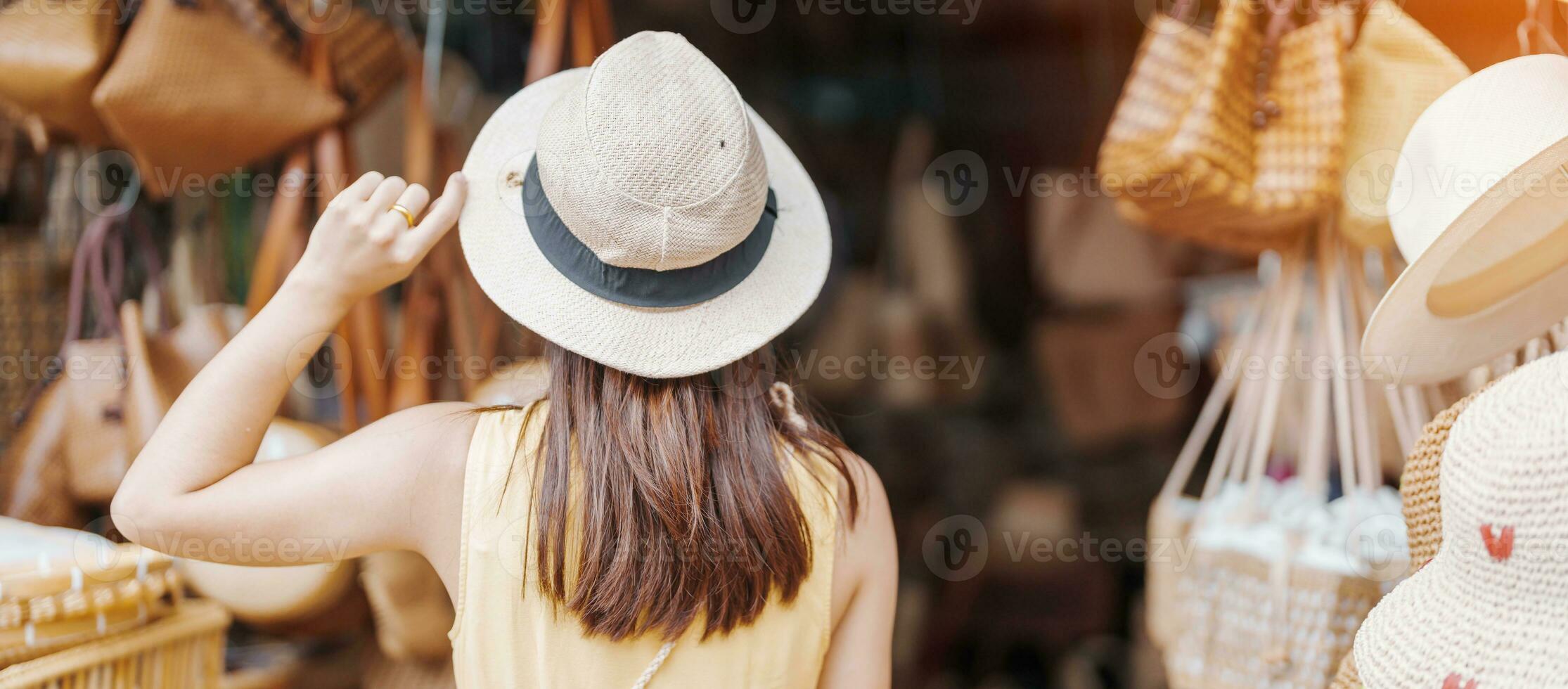 Jeune asiatique femme voyageur dans robe avec chapeau en voyageant à osier magasin sur chang moi kao route, touristique visite à le vieux ville dans chang Mai, Thaïlande. Asie voyage, vacances et été vacances concept photo