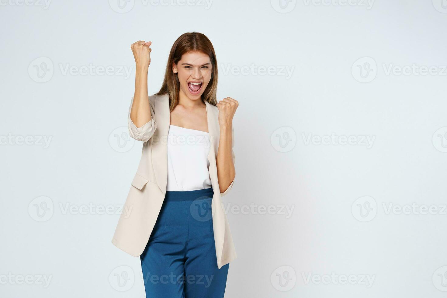 content femme mains en haut élevé bras de bonheur isolé sur blanc arrière-plan, sentiment bonheur et gagnant succès. photo