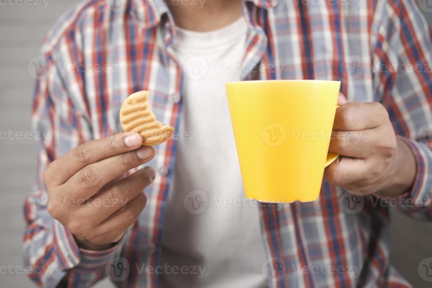 jeune homme, manger, repas entier, biscuits photo