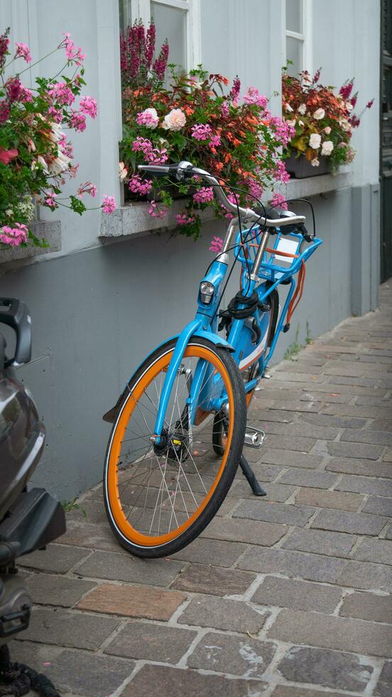 coloré vieux bicyclette sur le rue photo