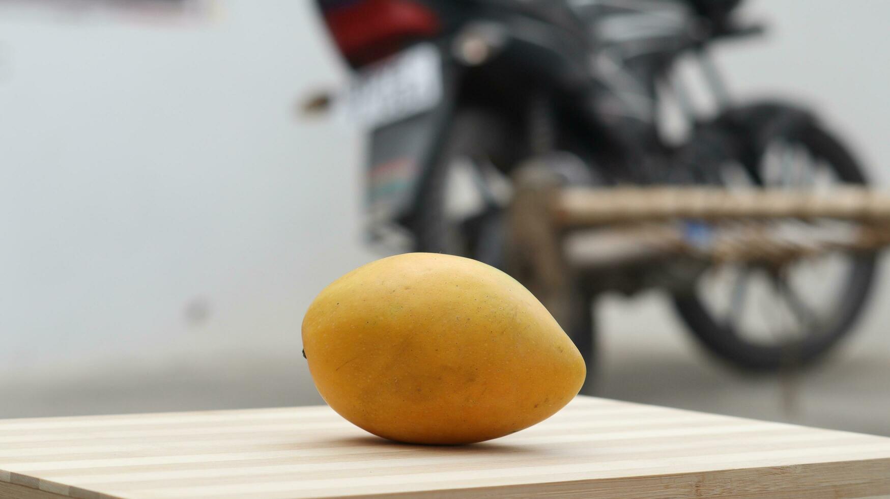 mangue fruit sur en bois surface photo