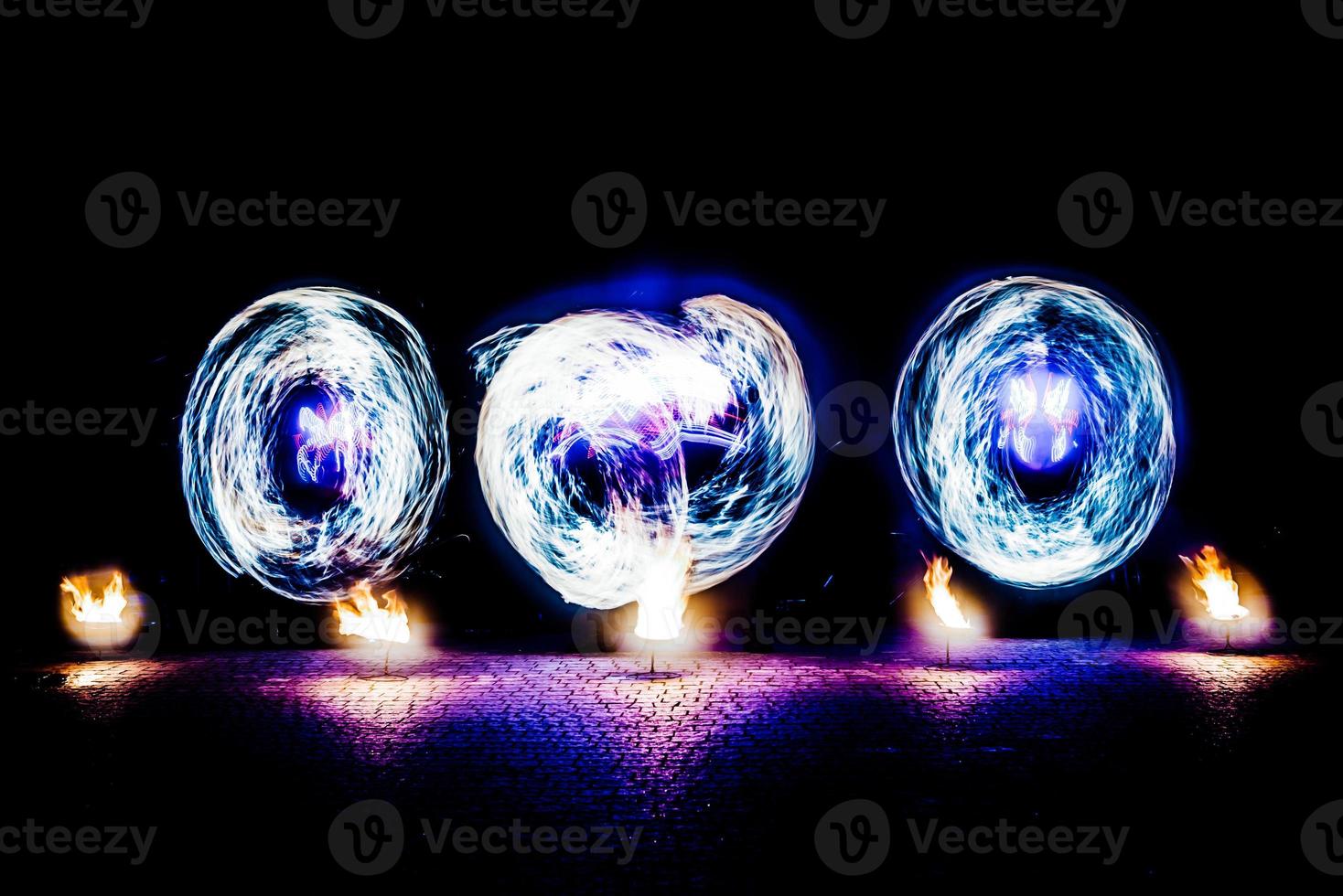 pièces enflammées d'un spectacle de feu photo