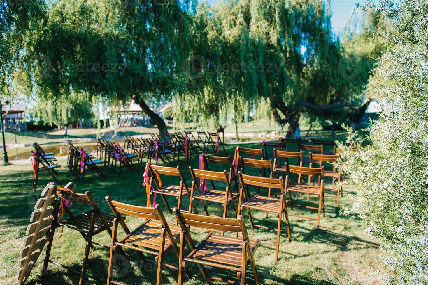 zone de cérémonie de mariage, décor de chaises en arc photo