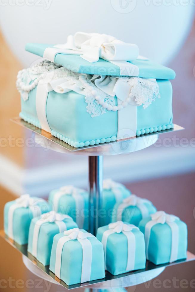 gâteau de mariage avec des gâteaux turquoise photo