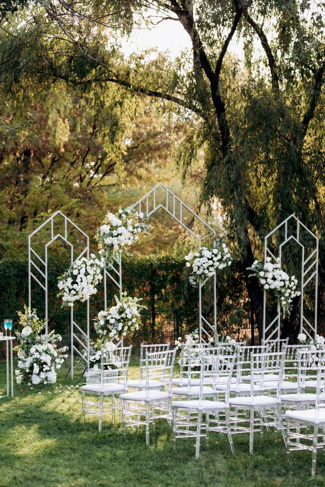 zone de cérémonie de mariage avec des fleurs séchées dans un pré photo