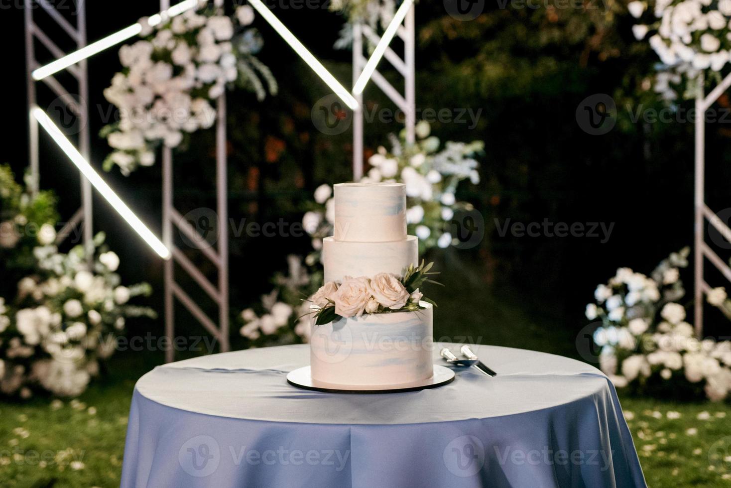 gâteau de mariage au mariage des jeunes mariés photo