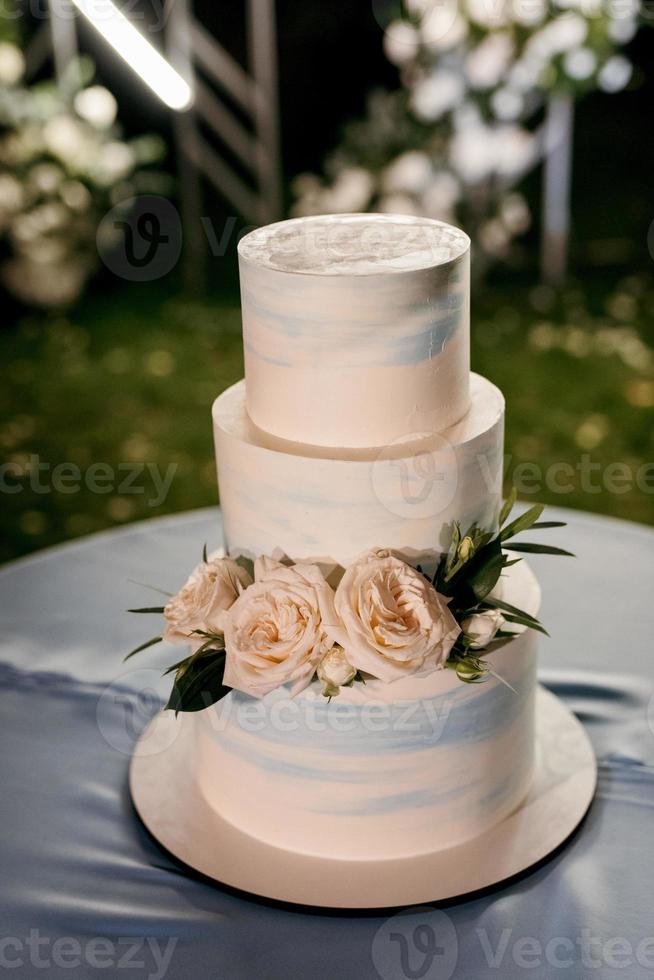 gâteau de mariage au mariage des jeunes mariés photo