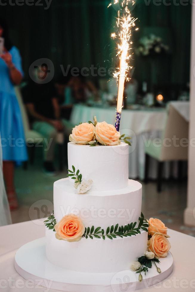 gâteau de mariage au mariage des jeunes mariés photo