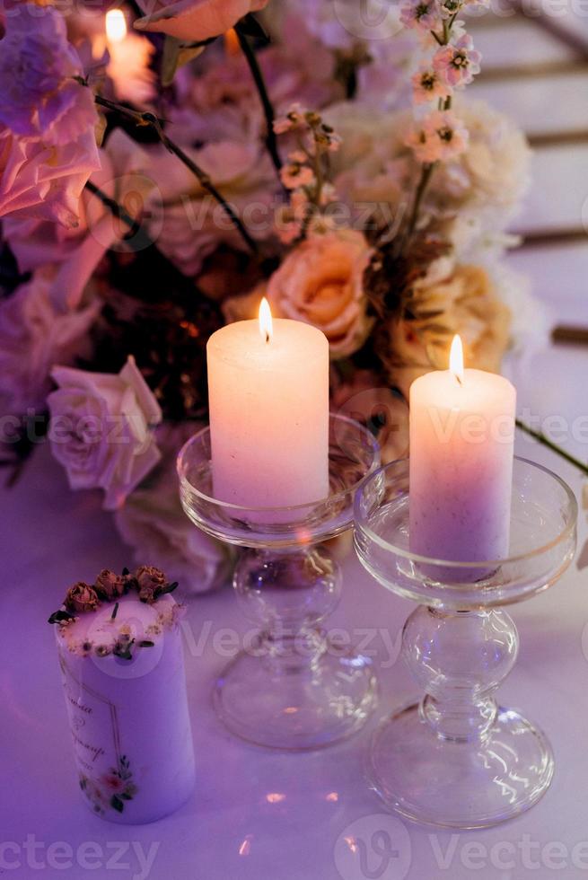 décor de bougie d'ambiance avec feu réel sur la table de banquet photo