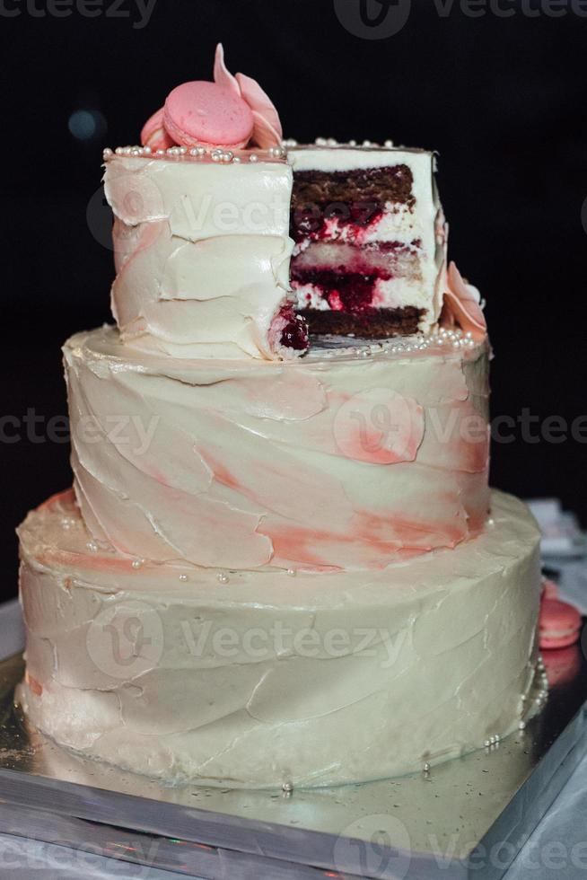 gâteau de mariage au mariage des jeunes mariés photo