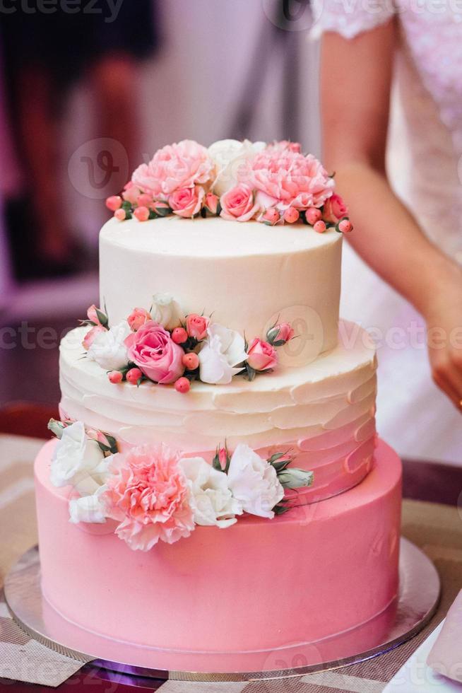 gâteau de mariage au mariage des jeunes mariés photo