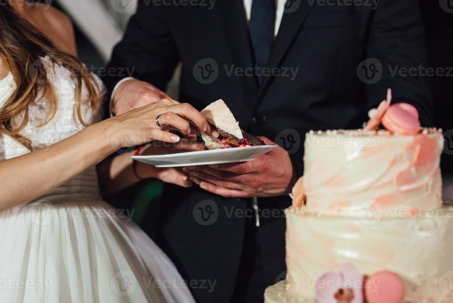 gâteau de mariage au mariage des jeunes mariés photo