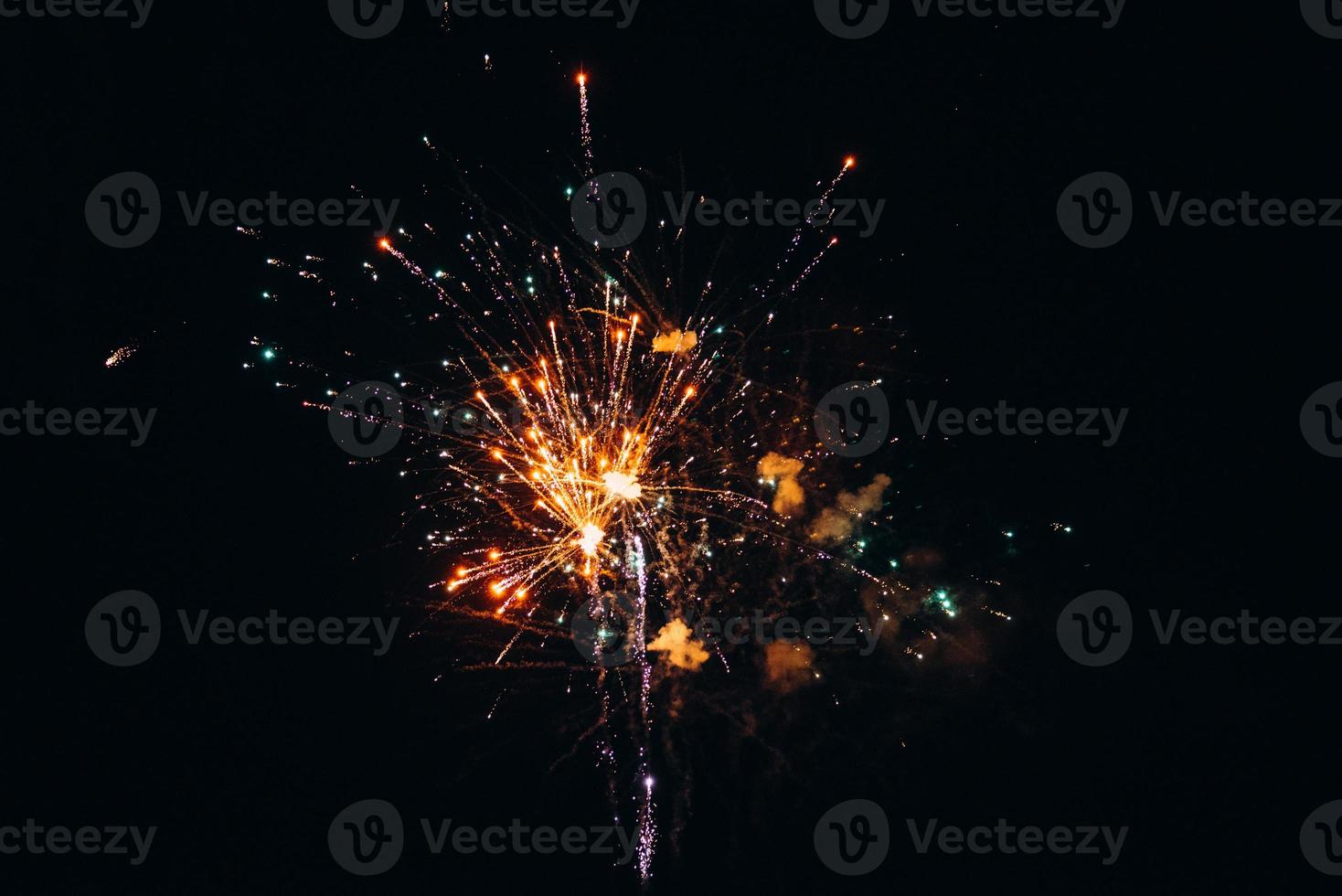 pièces enflammées d'un spectacle de feu photo