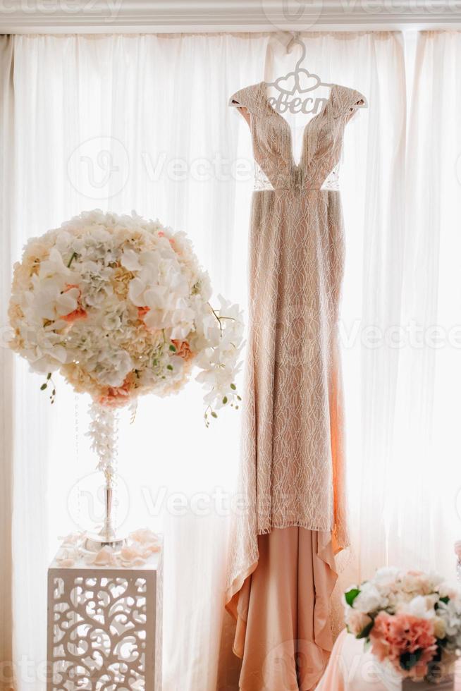 habiller la mariée dans une robe de mariée avec corset et laçage photo