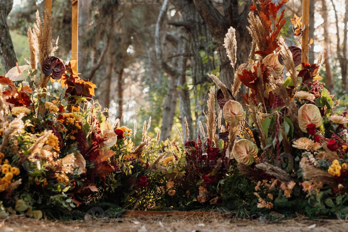 zone de cérémonie de mariage avec des fleurs séchées dans un pré photo